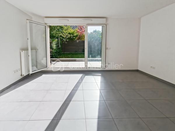 Appartement type F1 de 29.5m2 situé en rez de chaussée d'une résidence de standing de 2016 avec jardin/terrasse de 40m2.

Idéalement situé en plein centre ville :
12 minutes à pied du RER A Noisy le Grand Mont d'est 
8 minutes à pied des bords de Marne 
Bus à 50m 

Les++:

Lumineux 
Calme
DPE C
Jardin privatif 
Accès PMR 

Une place de parking en sous-sol complète ce bien.