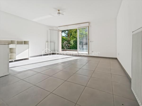 Appartement type F1 de 29.5m2 situé en rez de chaussée d'une résidence de standing de 2016 avec jardin/terrasse de 40m2.

Idéalement situé en plein centre ville :
12 minutes à pied du RER A Noisy le Grand Mont d'est 
8 minutes à pied des bords de Marne 
Bus à 50m 

Les++:

Lumineux 
Calme
DPE C
Jardin privatif 
Accès PMR 

Une place de parking en sous-sol complète ce bien.