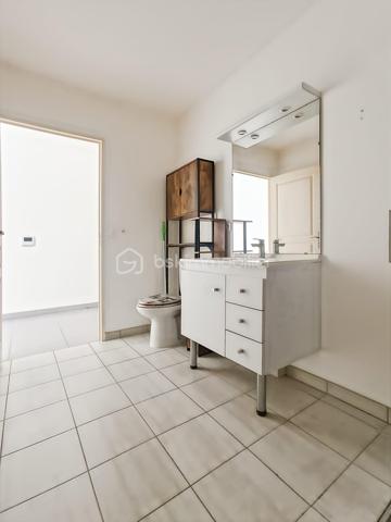 Appartement type F1 de 29.5m2 situé en rez de chaussée d'une résidence de standing de 2016 avec jardin/terrasse de 40m2.

Idéalement situé en plein centre ville :
12 minutes à pied du RER A Noisy le Grand Mont d'est 
8 minutes à pied des bords de Marne 
Bus à 50m 

Les++:

Lumineux 
Calme
DPE C
Jardin privatif 
Accès PMR 

Une place de parking en sous-sol complète ce bien.
