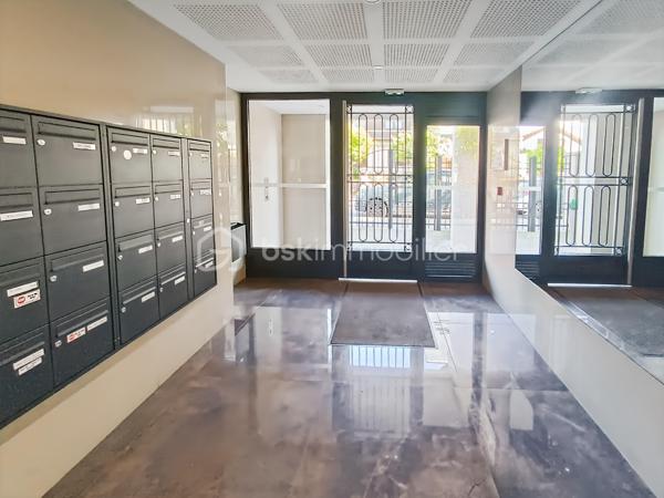 Appartement type F1 de 29.5m2 situé en rez de chaussée d'une résidence de standing de 2016 avec jardin/terrasse de 40m2.

Idéalement situé en plein centre ville :
12 minutes à pied du RER A Noisy le Grand Mont d'est 
8 minutes à pied des bords de Marne 
Bus à 50m 

Les++:

Lumineux 
Calme
DPE C
Jardin privatif 
Accès PMR 

Une place de parking en sous-sol complète ce bien.