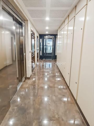 Appartement type F1 de 29.5m2 situé en rez de chaussée d'une résidence de standing de 2016 avec jardin/terrasse de 40m2.

Idéalement situé en plein centre ville :
12 minutes à pied du RER A Noisy le Grand Mont d'est 
8 minutes à pied des bords de Marne 
Bus à 50m 

Les++:

Lumineux 
Calme
DPE C
Jardin privatif 
Accès PMR 

Une place de parking en sous-sol complète ce bien.
