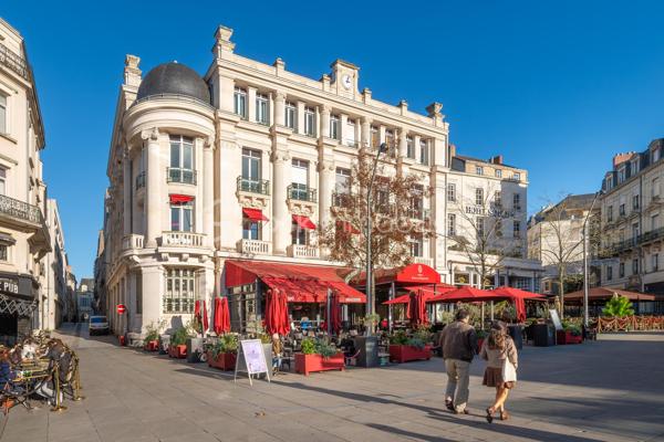 Idéalement situé au cœur d’Angers, découvrez ce magnifique appartement entièrement rénové, niché au 3ᵉ et dernier étage d’une résidence calme et recherchée. Dès l’entrée, vous serez séduit par son charme, sa luminosité et la qualité de ses prestations.
L’espace de vie offre une belle pièce à vivre baignée de lumière, ouverte sur une cuisine spacieuse, aménagée et entièrement équipée. Un cadre convivial et élégant, idéal pour recevoir ou profiter pleinement du quotidien.
L’espace nuit se compose d’une chambre confortable avec dressing, ainsi que d’une salle de bains moderne. Un WC indépendant complète ce bien. Les parquets contrecollés présents dans la pièce de vie et la chambre apportent chaleur et raffinement à l’ensemble.
Pour davantage de confort, vous bénéficierez également d’une cave privative et sécurisée en sous-sol.
Son emplacement exceptionnel constitue un véritable atout : commerces, écoles, restaurants et transports sont accessibles à pied, offrant un cadre de vie pratique et agréable en plein centre-ville.
Un bien rare sur le marché angevin. À découvrir sans tarder !
Une visite s’impose !

Les commerces de proximité, les écoles et les transports aux pieds de l’immeuble. La gare TGV d’Angers-Saint-Laud se situe à 10 minutes.
CLASSE ÉNERGIE : C / CLASSE CLIMAT : A
Montant moyen estimé des dépenses annuelles d'énergie pour un usage standard, établi à partir des prix de l'énergie des années 2021, 2022, 2023 : entre 960€ et 1360€.

Contact : Eddy MICHEL 06 28 13 41 22
Agent commercial immatriculé au RSAC de ANGERS sous le numéro 504 206 582.

Les honoraires sont à la charge du vendeur.

Les informations sur les risques auxquels ce bien est exposé sont disponibles sur le site Géorisques pour les zones concernées: www.georisques.gouv.fr