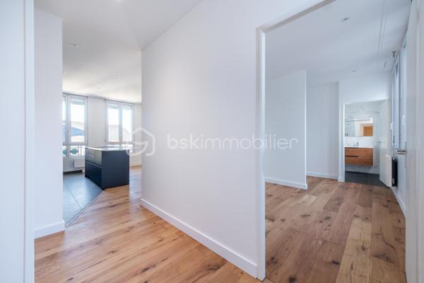 Idéalement situé au cœur d’Angers, découvrez ce magnifique appartement entièrement rénové, niché au 3ᵉ et dernier étage d’une résidence calme et recherchée. Dès l’entrée, vous serez séduit par son charme, sa luminosité et la qualité de ses prestations.
L’espace de vie offre une belle pièce à vivre baignée de lumière, ouverte sur une cuisine spacieuse, aménagée et entièrement équipée. Un cadre convivial et élégant, idéal pour recevoir ou profiter pleinement du quotidien.
L’espace nuit se compose d’une chambre confortable avec dressing, ainsi que d’une salle de bains moderne. Un WC indépendant complète ce bien. Les parquets contrecollés présents dans la pièce de vie et la chambre apportent chaleur et raffinement à l’ensemble.
Pour davantage de confort, vous bénéficierez également d’une cave privative et sécurisée en sous-sol.
Son emplacement exceptionnel constitue un véritable atout : commerces, écoles, restaurants et transports sont accessibles à pied, offrant un cadre de vie pratique et agréable en plein centre-ville.
Un bien rare sur le marché angevin. À découvrir sans tarder !
Une visite s’impose !

Les commerces de proximité, les écoles et les transports aux pieds de l’immeuble. La gare TGV d’Angers-Saint-Laud se situe à 10 minutes.
CLASSE ÉNERGIE : C / CLASSE CLIMAT : A
Montant moyen estimé des dépenses annuelles d'énergie pour un usage standard, établi à partir des prix de l'énergie des années 2021, 2022, 2023 : entre 960€ et 1360€.

Contact : Eddy MICHEL 06 28 13 41 22
Agent commercial immatriculé au RSAC de ANGERS sous le numéro 504 206 582.

Les honoraires sont à la charge du vendeur.

Les informations sur les risques auxquels ce bien est exposé sont disponibles sur le site Géorisques pour les zones concernées: www.georisques.gouv.fr