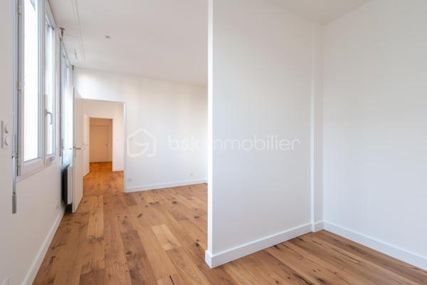 Idéalement situé au cœur d’Angers, découvrez ce magnifique appartement entièrement rénové, niché au 3ᵉ et dernier étage d’une résidence calme et recherchée. Dès l’entrée, vous serez séduit par son charme, sa luminosité et la qualité de ses prestations.
L’espace de vie offre une belle pièce à vivre baignée de lumière, ouverte sur une cuisine spacieuse, aménagée et entièrement équipée. Un cadre convivial et élégant, idéal pour recevoir ou profiter pleinement du quotidien.
L’espace nuit se compose d’une chambre confortable avec dressing, ainsi que d’une salle de bains moderne. Un WC indépendant complète ce bien. Les parquets contrecollés présents dans la pièce de vie et la chambre apportent chaleur et raffinement à l’ensemble.
Pour davantage de confort, vous bénéficierez également d’une cave privative et sécurisée en sous-sol.
Son emplacement exceptionnel constitue un véritable atout : commerces, écoles, restaurants et transports sont accessibles à pied, offrant un cadre de vie pratique et agréable en plein centre-ville.
Un bien rare sur le marché angevin. À découvrir sans tarder !
Une visite s’impose !

Les commerces de proximité, les écoles et les transports aux pieds de l’immeuble. La gare TGV d’Angers-Saint-Laud se situe à 10 minutes.
CLASSE ÉNERGIE : C / CLASSE CLIMAT : A
Montant moyen estimé des dépenses annuelles d'énergie pour un usage standard, établi à partir des prix de l'énergie des années 2021, 2022, 2023 : entre 960€ et 1360€.

Contact : Eddy MICHEL 06 28 13 41 22
Agent commercial immatriculé au RSAC de ANGERS sous le numéro 504 206 582.

Les honoraires sont à la charge du vendeur.

Les informations sur les risques auxquels ce bien est exposé sont disponibles sur le site Géorisques pour les zones concernées: www.georisques.gouv.fr