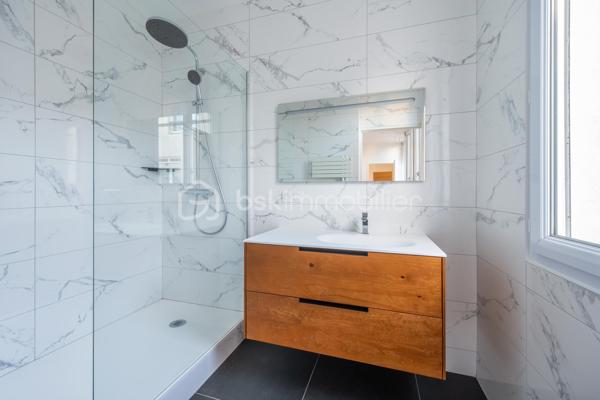 Idéalement situé au cœur d’Angers, découvrez ce magnifique appartement entièrement rénové, niché au 3ᵉ et dernier étage d’une résidence calme et recherchée. Dès l’entrée, vous serez séduit par son charme, sa luminosité et la qualité de ses prestations.
L’espace de vie offre une belle pièce à vivre baignée de lumière, ouverte sur une cuisine spacieuse, aménagée et entièrement équipée. Un cadre convivial et élégant, idéal pour recevoir ou profiter pleinement du quotidien.
L’espace nuit se compose d’une chambre confortable avec dressing, ainsi que d’une salle de bains moderne. Un WC indépendant complète ce bien. Les parquets contrecollés présents dans la pièce de vie et la chambre apportent chaleur et raffinement à l’ensemble.
Pour davantage de confort, vous bénéficierez également d’une cave privative et sécurisée en sous-sol.
Son emplacement exceptionnel constitue un véritable atout : commerces, écoles, restaurants et transports sont accessibles à pied, offrant un cadre de vie pratique et agréable en plein centre-ville.
Un bien rare sur le marché angevin. À découvrir sans tarder !
Une visite s’impose !

Les commerces de proximité, les écoles et les transports aux pieds de l’immeuble. La gare TGV d’Angers-Saint-Laud se situe à 10 minutes.
CLASSE ÉNERGIE : C / CLASSE CLIMAT : A
Montant moyen estimé des dépenses annuelles d'énergie pour un usage standard, établi à partir des prix de l'énergie des années 2021, 2022, 2023 : entre 960€ et 1360€.

Contact : Eddy MICHEL 06 28 13 41 22
Agent commercial immatriculé au RSAC de ANGERS sous le numéro 504 206 582.

Les honoraires sont à la charge du vendeur.

Les informations sur les risques auxquels ce bien est exposé sont disponibles sur le site Géorisques pour les zones concernées: www.georisques.gouv.fr