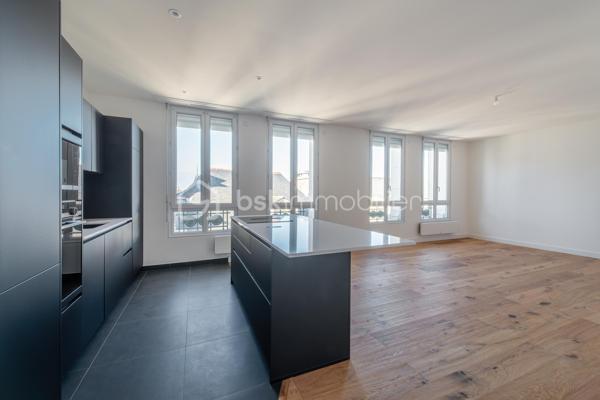 Idéalement situé au cœur d’Angers, découvrez ce magnifique appartement entièrement rénové, niché au 3ᵉ et dernier étage d’une résidence calme et recherchée. Dès l’entrée, vous serez séduit par son charme, sa luminosité et la qualité de ses prestations.
L’espace de vie offre une belle pièce à vivre baignée de lumière, ouverte sur une cuisine spacieuse, aménagée et entièrement équipée. Un cadre convivial et élégant, idéal pour recevoir ou profiter pleinement du quotidien.
L’espace nuit se compose d’une chambre confortable avec dressing, ainsi que d’une salle de bains moderne. Un WC indépendant complète ce bien. Les parquets contrecollés présents dans la pièce de vie et la chambre apportent chaleur et raffinement à l’ensemble.
Pour davantage de confort, vous bénéficierez également d’une cave privative et sécurisée en sous-sol.
Son emplacement exceptionnel constitue un véritable atout : commerces, écoles, restaurants et transports sont accessibles à pied, offrant un cadre de vie pratique et agréable en plein centre-ville.
Un bien rare sur le marché angevin. À découvrir sans tarder !
Une visite s’impose !

Les commerces de proximité, les écoles et les transports aux pieds de l’immeuble. La gare TGV d’Angers-Saint-Laud se situe à 10 minutes.
CLASSE ÉNERGIE : C / CLASSE CLIMAT : A
Montant moyen estimé des dépenses annuelles d'énergie pour un usage standard, établi à partir des prix de l'énergie des années 2021, 2022, 2023 : entre 960€ et 1360€.

Contact : Eddy MICHEL 06 28 13 41 22
Agent commercial immatriculé au RSAC de ANGERS sous le numéro 504 206 582.

Les honoraires sont à la charge du vendeur.

Les informations sur les risques auxquels ce bien est exposé sont disponibles sur le site Géorisques pour les zones concernées: www.georisques.gouv.fr