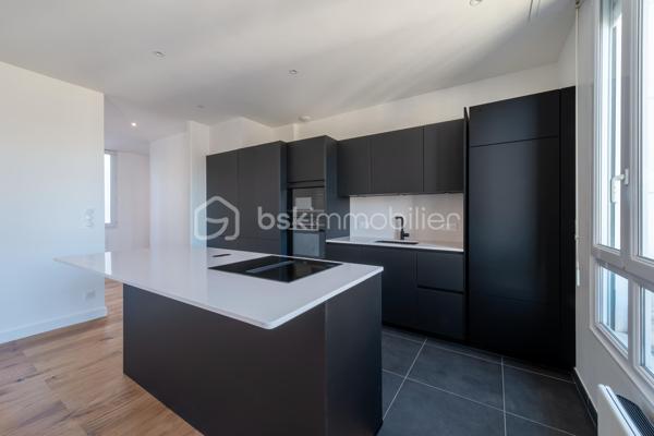 Idéalement situé au cœur d’Angers, découvrez ce magnifique appartement entièrement rénové, niché au 3ᵉ et dernier étage d’une résidence calme et recherchée. Dès l’entrée, vous serez séduit par son charme, sa luminosité et la qualité de ses prestations.
L’espace de vie offre une belle pièce à vivre baignée de lumière, ouverte sur une cuisine spacieuse, aménagée et entièrement équipée. Un cadre convivial et élégant, idéal pour recevoir ou profiter pleinement du quotidien.
L’espace nuit se compose d’une chambre confortable avec dressing, ainsi que d’une salle de bains moderne. Un WC indépendant complète ce bien. Les parquets contrecollés présents dans la pièce de vie et la chambre apportent chaleur et raffinement à l’ensemble.
Pour davantage de confort, vous bénéficierez également d’une cave privative et sécurisée en sous-sol.
Son emplacement exceptionnel constitue un véritable atout : commerces, écoles, restaurants et transports sont accessibles à pied, offrant un cadre de vie pratique et agréable en plein centre-ville.
Un bien rare sur le marché angevin. À découvrir sans tarder !
Une visite s’impose !

Les commerces de proximité, les écoles et les transports aux pieds de l’immeuble. La gare TGV d’Angers-Saint-Laud se situe à 10 minutes.
CLASSE ÉNERGIE : C / CLASSE CLIMAT : A
Montant moyen estimé des dépenses annuelles d'énergie pour un usage standard, établi à partir des prix de l'énergie des années 2021, 2022, 2023 : entre 960€ et 1360€.

Contact : Eddy MICHEL 06 28 13 41 22
Agent commercial immatriculé au RSAC de ANGERS sous le numéro 504 206 582.

Les honoraires sont à la charge du vendeur.

Les informations sur les risques auxquels ce bien est exposé sont disponibles sur le site Géorisques pour les zones concernées: www.georisques.gouv.fr