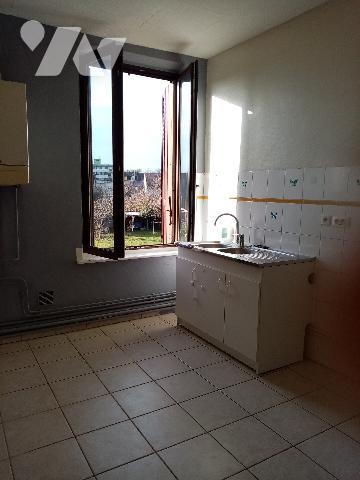 maison  composée de 2 appartements, caves et greniers , terrain 582 m²  petit bâtiment annexe