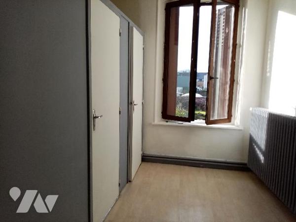 maison  composée de 2 appartements, caves et greniers , terrain 582 m²  petit bâtiment annexe