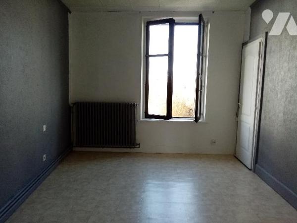 maison  composée de 2 appartements, caves et greniers , terrain 582 m²  petit bâtiment annexe