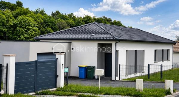 Construite en 2020, cette maison de plain-pied aux normes RT 2012 offre une surface habitable d’environ 125 m² sur une parcelle clôturée de 950 m².

Elle se compose d’une entrée avec WC, ouvrant sur une spacieuse pièce de vie lumineuse d’environ 48 m² avec cuisine aménagée et équipée, ainsi qu’un grand placard de rangement. Un cellier attenant d’environ 7 m² permet un accès direct au garage d’environ 30 m².

Côté nuit, vous trouverez :
•	Deux chambres avec placards (environ 11 m² et 12,5 m²) 
•	Une troisième chambre d’environ 10,5 m² 
•	Une suite parentale d’environ 17 m² avec salle d’eau et WC 
•	Une salle d’eau indépendante d’environ 4 m² 

À l’extérieur, une agréable terrasse en bois d’environ 40 m² complète l’ensemble.

Prestations de qualité :
•	Chauffage au sol au gaz 
•	Ballon thermodynamique pour la production d’eau chaude 
•	Belle hauteur sous plafond (2,90 m) 
•	Menuiseries aluminium oscillo-battantes avec volets roulants électriques 
•	Normes PMR 
•	Assainissement individuel par microstation