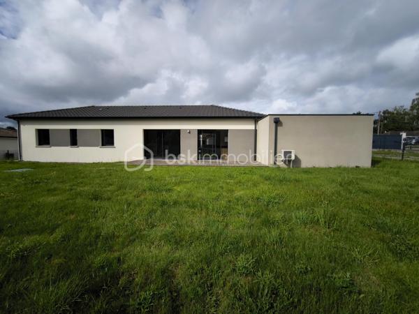 Construite en 2020, cette maison de plain-pied aux normes RT 2012 offre une surface habitable d’environ 125 m² sur une parcelle clôturée de 950 m².

Elle se compose d’une entrée avec WC, ouvrant sur une spacieuse pièce de vie lumineuse d’environ 48 m² avec cuisine aménagée et équipée, ainsi qu’un grand placard de rangement. Un cellier attenant d’environ 7 m² permet un accès direct au garage d’environ 30 m².

Côté nuit, vous trouverez :
•	Deux chambres avec placards (environ 11 m² et 12,5 m²) 
•	Une troisième chambre d’environ 10,5 m² 
•	Une suite parentale d’environ 17 m² avec salle d’eau et WC 
•	Une salle d’eau indépendante d’environ 4 m² 

À l’extérieur, une agréable terrasse en bois d’environ 40 m² complète l’ensemble.

Prestations de qualité :
•	Chauffage au sol au gaz 
•	Ballon thermodynamique pour la production d’eau chaude 
•	Belle hauteur sous plafond (2,90 m) 
•	Menuiseries aluminium oscillo-battantes avec volets roulants électriques 
•	Normes PMR 
•	Assainissement individuel par microstation