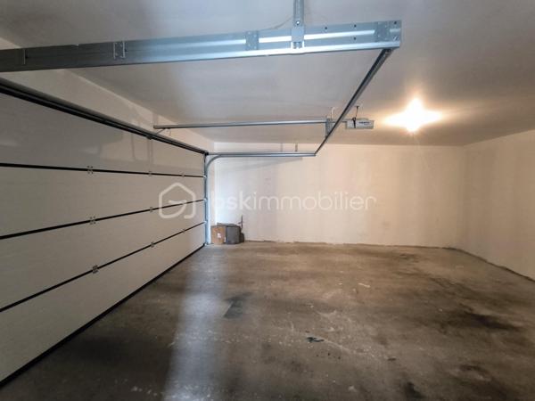 Construite en 2020, cette maison de plain-pied aux normes RT 2012 offre une surface habitable d’environ 125 m² sur une parcelle clôturée de 950 m².

Elle se compose d’une entrée avec WC, ouvrant sur une spacieuse pièce de vie lumineuse d’environ 48 m² avec cuisine aménagée et équipée, ainsi qu’un grand placard de rangement. Un cellier attenant d’environ 7 m² permet un accès direct au garage d’environ 30 m².

Côté nuit, vous trouverez :
•	Deux chambres avec placards (environ 11 m² et 12,5 m²) 
•	Une troisième chambre d’environ 10,5 m² 
•	Une suite parentale d’environ 17 m² avec salle d’eau et WC 
•	Une salle d’eau indépendante d’environ 4 m² 

À l’extérieur, une agréable terrasse en bois d’environ 40 m² complète l’ensemble.

Prestations de qualité :
•	Chauffage au sol au gaz 
•	Ballon thermodynamique pour la production d’eau chaude 
•	Belle hauteur sous plafond (2,90 m) 
•	Menuiseries aluminium oscillo-battantes avec volets roulants électriques 
•	Normes PMR 
•	Assainissement individuel par microstation