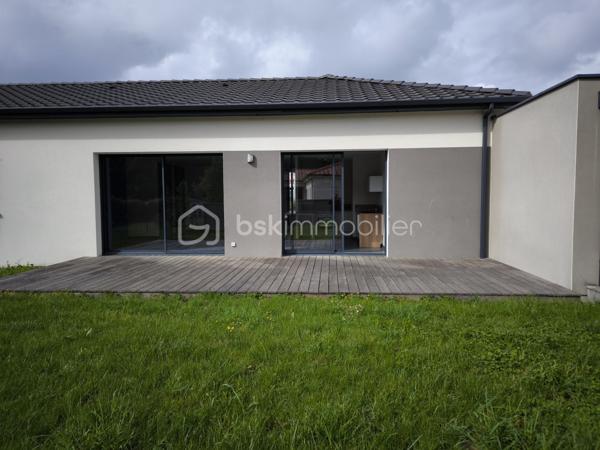 Construite en 2020, cette maison de plain-pied aux normes RT 2012 offre une surface habitable d’environ 125 m² sur une parcelle clôturée de 950 m².

Elle se compose d’une entrée avec WC, ouvrant sur une spacieuse pièce de vie lumineuse d’environ 48 m² avec cuisine aménagée et équipée, ainsi qu’un grand placard de rangement. Un cellier attenant d’environ 7 m² permet un accès direct au garage d’environ 30 m².

Côté nuit, vous trouverez :
•	Deux chambres avec placards (environ 11 m² et 12,5 m²) 
•	Une troisième chambre d’environ 10,5 m² 
•	Une suite parentale d’environ 17 m² avec salle d’eau et WC 
•	Une salle d’eau indépendante d’environ 4 m² 

À l’extérieur, une agréable terrasse en bois d’environ 40 m² complète l’ensemble.

Prestations de qualité :
•	Chauffage au sol au gaz 
•	Ballon thermodynamique pour la production d’eau chaude 
•	Belle hauteur sous plafond (2,90 m) 
•	Menuiseries aluminium oscillo-battantes avec volets roulants électriques 
•	Normes PMR 
•	Assainissement individuel par microstation