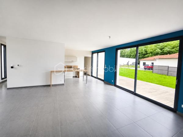 Construite en 2020, cette maison de plain-pied aux normes RT 2012 offre une surface habitable d’environ 125 m² sur une parcelle clôturée de 950 m².

Elle se compose d’une entrée avec WC, ouvrant sur une spacieuse pièce de vie lumineuse d’environ 48 m² avec cuisine aménagée et équipée, ainsi qu’un grand placard de rangement. Un cellier attenant d’environ 7 m² permet un accès direct au garage d’environ 30 m².

Côté nuit, vous trouverez :
•	Deux chambres avec placards (environ 11 m² et 12,5 m²) 
•	Une troisième chambre d’environ 10,5 m² 
•	Une suite parentale d’environ 17 m² avec salle d’eau et WC 
•	Une salle d’eau indépendante d’environ 4 m² 

À l’extérieur, une agréable terrasse en bois d’environ 40 m² complète l’ensemble.

Prestations de qualité :
•	Chauffage au sol au gaz 
•	Ballon thermodynamique pour la production d’eau chaude 
•	Belle hauteur sous plafond (2,90 m) 
•	Menuiseries aluminium oscillo-battantes avec volets roulants électriques 
•	Normes PMR 
•	Assainissement individuel par microstation