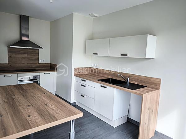 Construite en 2020, cette maison de plain-pied aux normes RT 2012 offre une surface habitable d’environ 125 m² sur une parcelle clôturée de 950 m².

Elle se compose d’une entrée avec WC, ouvrant sur une spacieuse pièce de vie lumineuse d’environ 48 m² avec cuisine aménagée et équipée, ainsi qu’un grand placard de rangement. Un cellier attenant d’environ 7 m² permet un accès direct au garage d’environ 30 m².

Côté nuit, vous trouverez :
•	Deux chambres avec placards (environ 11 m² et 12,5 m²) 
•	Une troisième chambre d’environ 10,5 m² 
•	Une suite parentale d’environ 17 m² avec salle d’eau et WC 
•	Une salle d’eau indépendante d’environ 4 m² 

À l’extérieur, une agréable terrasse en bois d’environ 40 m² complète l’ensemble.

Prestations de qualité :
•	Chauffage au sol au gaz 
•	Ballon thermodynamique pour la production d’eau chaude 
•	Belle hauteur sous plafond (2,90 m) 
•	Menuiseries aluminium oscillo-battantes avec volets roulants électriques 
•	Normes PMR 
•	Assainissement individuel par microstation