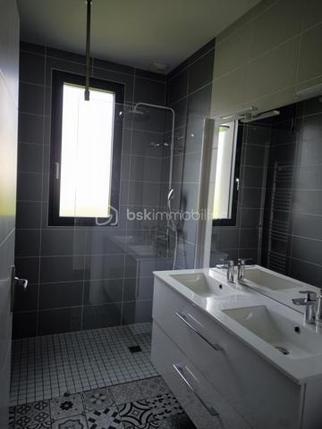 Construite en 2020, cette maison de plain-pied aux normes RT 2012 offre une surface habitable d’environ 125 m² sur une parcelle clôturée de 950 m².

Elle se compose d’une entrée avec WC, ouvrant sur une spacieuse pièce de vie lumineuse d’environ 48 m² avec cuisine aménagée et équipée, ainsi qu’un grand placard de rangement. Un cellier attenant d’environ 7 m² permet un accès direct au garage d’environ 30 m².

Côté nuit, vous trouverez :
•	Deux chambres avec placards (environ 11 m² et 12,5 m²) 
•	Une troisième chambre d’environ 10,5 m² 
•	Une suite parentale d’environ 17 m² avec salle d’eau et WC 
•	Une salle d’eau indépendante d’environ 4 m² 

À l’extérieur, une agréable terrasse en bois d’environ 40 m² complète l’ensemble.

Prestations de qualité :
•	Chauffage au sol au gaz 
•	Ballon thermodynamique pour la production d’eau chaude 
•	Belle hauteur sous plafond (2,90 m) 
•	Menuiseries aluminium oscillo-battantes avec volets roulants électriques 
•	Normes PMR 
•	Assainissement individuel par microstation