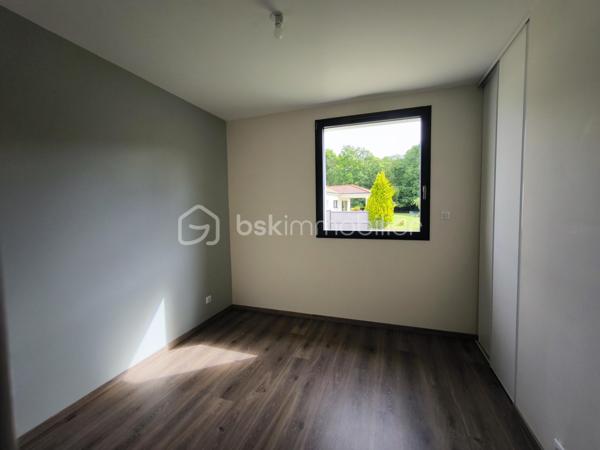 Construite en 2020, cette maison de plain-pied aux normes RT 2012 offre une surface habitable d’environ 125 m² sur une parcelle clôturée de 950 m².

Elle se compose d’une entrée avec WC, ouvrant sur une spacieuse pièce de vie lumineuse d’environ 48 m² avec cuisine aménagée et équipée, ainsi qu’un grand placard de rangement. Un cellier attenant d’environ 7 m² permet un accès direct au garage d’environ 30 m².

Côté nuit, vous trouverez :
•	Deux chambres avec placards (environ 11 m² et 12,5 m²) 
•	Une troisième chambre d’environ 10,5 m² 
•	Une suite parentale d’environ 17 m² avec salle d’eau et WC 
•	Une salle d’eau indépendante d’environ 4 m² 

À l’extérieur, une agréable terrasse en bois d’environ 40 m² complète l’ensemble.

Prestations de qualité :
•	Chauffage au sol au gaz 
•	Ballon thermodynamique pour la production d’eau chaude 
•	Belle hauteur sous plafond (2,90 m) 
•	Menuiseries aluminium oscillo-battantes avec volets roulants électriques 
•	Normes PMR 
•	Assainissement individuel par microstation