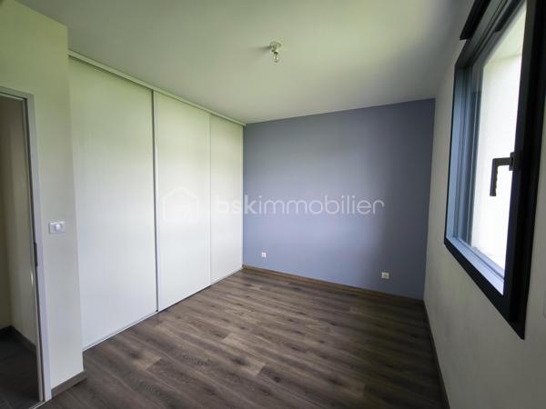 Construite en 2020, cette maison de plain-pied aux normes RT 2012 offre une surface habitable d’environ 125 m² sur une parcelle clôturée de 950 m².

Elle se compose d’une entrée avec WC, ouvrant sur une spacieuse pièce de vie lumineuse d’environ 48 m² avec cuisine aménagée et équipée, ainsi qu’un grand placard de rangement. Un cellier attenant d’environ 7 m² permet un accès direct au garage d’environ 30 m².

Côté nuit, vous trouverez :
•	Deux chambres avec placards (environ 11 m² et 12,5 m²) 
•	Une troisième chambre d’environ 10,5 m² 
•	Une suite parentale d’environ 17 m² avec salle d’eau et WC 
•	Une salle d’eau indépendante d’environ 4 m² 

À l’extérieur, une agréable terrasse en bois d’environ 40 m² complète l’ensemble.

Prestations de qualité :
•	Chauffage au sol au gaz 
•	Ballon thermodynamique pour la production d’eau chaude 
•	Belle hauteur sous plafond (2,90 m) 
•	Menuiseries aluminium oscillo-battantes avec volets roulants électriques 
•	Normes PMR 
•	Assainissement individuel par microstation