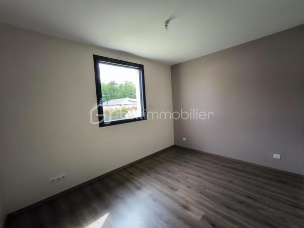 Construite en 2020, cette maison de plain-pied aux normes RT 2012 offre une surface habitable d’environ 125 m² sur une parcelle clôturée de 950 m².

Elle se compose d’une entrée avec WC, ouvrant sur une spacieuse pièce de vie lumineuse d’environ 48 m² avec cuisine aménagée et équipée, ainsi qu’un grand placard de rangement. Un cellier attenant d’environ 7 m² permet un accès direct au garage d’environ 30 m².

Côté nuit, vous trouverez :
•	Deux chambres avec placards (environ 11 m² et 12,5 m²) 
•	Une troisième chambre d’environ 10,5 m² 
•	Une suite parentale d’environ 17 m² avec salle d’eau et WC 
•	Une salle d’eau indépendante d’environ 4 m² 

À l’extérieur, une agréable terrasse en bois d’environ 40 m² complète l’ensemble.

Prestations de qualité :
•	Chauffage au sol au gaz 
•	Ballon thermodynamique pour la production d’eau chaude 
•	Belle hauteur sous plafond (2,90 m) 
•	Menuiseries aluminium oscillo-battantes avec volets roulants électriques 
•	Normes PMR 
•	Assainissement individuel par microstation
