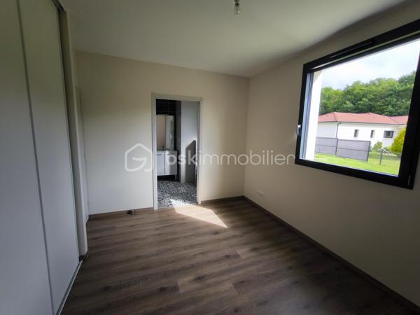 Construite en 2020, cette maison de plain-pied aux normes RT 2012 offre une surface habitable d’environ 125 m² sur une parcelle clôturée de 950 m².

Elle se compose d’une entrée avec WC, ouvrant sur une spacieuse pièce de vie lumineuse d’environ 48 m² avec cuisine aménagée et équipée, ainsi qu’un grand placard de rangement. Un cellier attenant d’environ 7 m² permet un accès direct au garage d’environ 30 m².

Côté nuit, vous trouverez :
•	Deux chambres avec placards (environ 11 m² et 12,5 m²) 
•	Une troisième chambre d’environ 10,5 m² 
•	Une suite parentale d’environ 17 m² avec salle d’eau et WC 
•	Une salle d’eau indépendante d’environ 4 m² 

À l’extérieur, une agréable terrasse en bois d’environ 40 m² complète l’ensemble.

Prestations de qualité :
•	Chauffage au sol au gaz 
•	Ballon thermodynamique pour la production d’eau chaude 
•	Belle hauteur sous plafond (2,90 m) 
•	Menuiseries aluminium oscillo-battantes avec volets roulants électriques 
•	Normes PMR 
•	Assainissement individuel par microstation