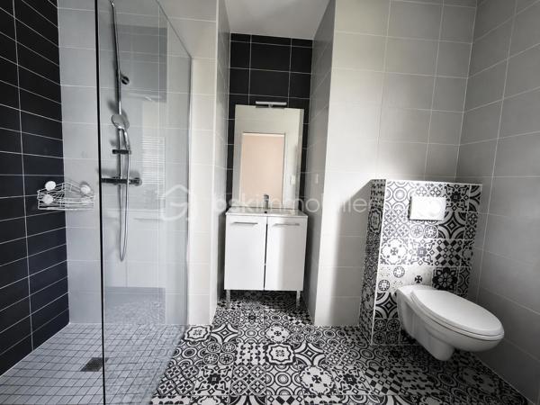 Construite en 2020, cette maison de plain-pied aux normes RT 2012 offre une surface habitable d’environ 125 m² sur une parcelle clôturée de 950 m².

Elle se compose d’une entrée avec WC, ouvrant sur une spacieuse pièce de vie lumineuse d’environ 48 m² avec cuisine aménagée et équipée, ainsi qu’un grand placard de rangement. Un cellier attenant d’environ 7 m² permet un accès direct au garage d’environ 30 m².

Côté nuit, vous trouverez :
•	Deux chambres avec placards (environ 11 m² et 12,5 m²) 
•	Une troisième chambre d’environ 10,5 m² 
•	Une suite parentale d’environ 17 m² avec salle d’eau et WC 
•	Une salle d’eau indépendante d’environ 4 m² 

À l’extérieur, une agréable terrasse en bois d’environ 40 m² complète l’ensemble.

Prestations de qualité :
•	Chauffage au sol au gaz 
•	Ballon thermodynamique pour la production d’eau chaude 
•	Belle hauteur sous plafond (2,90 m) 
•	Menuiseries aluminium oscillo-battantes avec volets roulants électriques 
•	Normes PMR 
•	Assainissement individuel par microstation