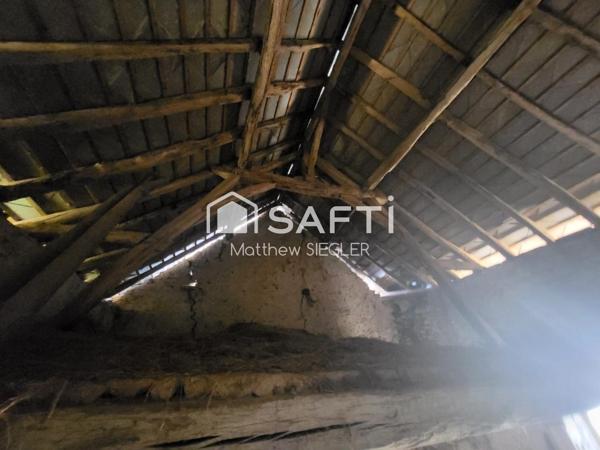 À Cinq-Mars-la-Pile, découvrez ce hangar de 70 m² sur un terrain de 766 m², offrant un beau potentiel pour un projet d’aménagement ou de construction.
