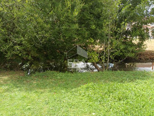 Maison de plain-pied proche commerce et accès rivière