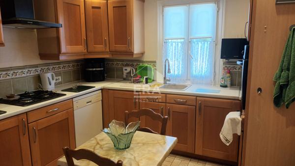 Maison de plain-pied proche commerce et accès rivière