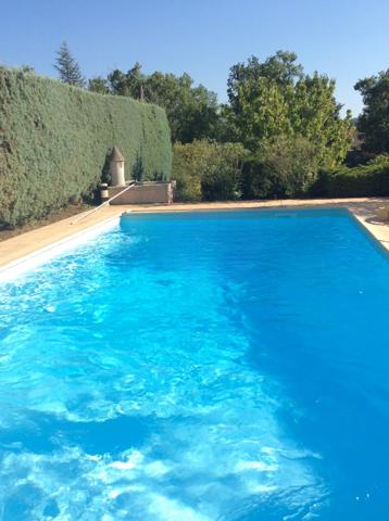 Saint-Saturnin-lès-Apt (84490) Proche village offrant 2 habitations et grand terrain constructible !