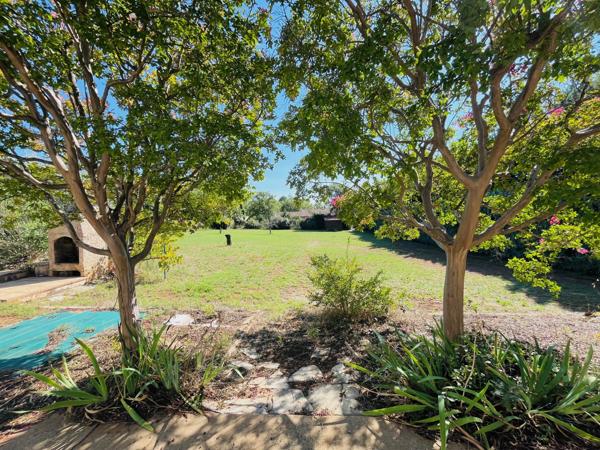 Saint-Saturnin-lès-Apt (84490) Proche village offrant 2 habitations et grand terrain constructible !