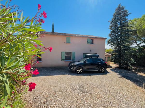 Saint-Saturnin-lès-Apt (84490) Proche village offrant 2 habitations et grand terrain constructible !