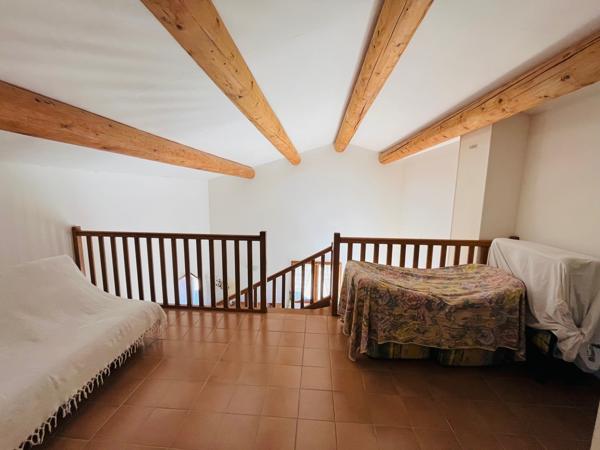 Saint-Saturnin-lès-Apt (84490) Proche village offrant 2 habitations et grand terrain constructible !