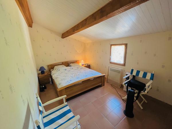 Saint-Saturnin-lès-Apt (84490) Proche village offrant 2 habitations et grand terrain constructible !