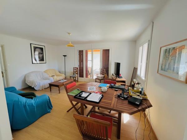 Saint-Saturnin-lès-Apt (84490) Proche village offrant 2 habitations et grand terrain constructible !