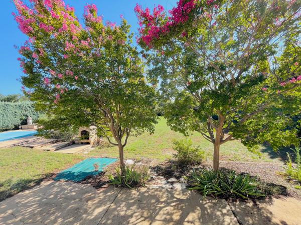 Saint-Saturnin-lès-Apt (84490) Proche village offrant 2 habitations et grand terrain constructible !