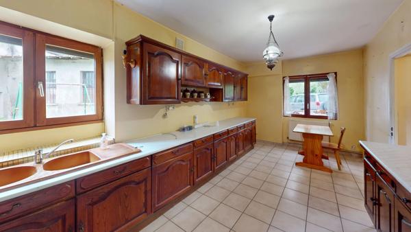 Maison avec potentiel et cadre verdoyant