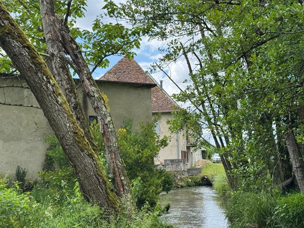 Maison avec potentiel et cadre verdoyant