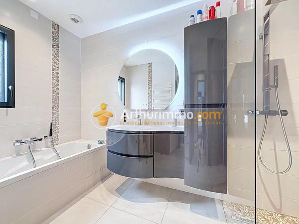 Vente                                                      Maison
                        
                     5 pièces                      160 m2                     à Bourgoin-Jallieu