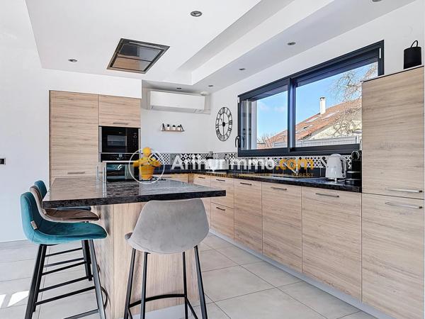 Vente                                                      Maison
                        
                     5 pièces                      160 m2                     à Bourgoin-Jallieu