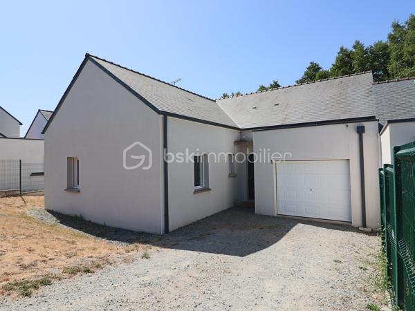 À seulement quelques minutes à pied du centre de Pontchâteau et de toutes ses commodités, découvrez cette agréable maison de 97 m², édifiée sur un terrain clos de 435 m².

Dès l'entrée, vous serez séduit par sa belle pièce de vie de 45 m², lumineuse et conviviale, réunissant salon, séjour et cuisine, le tout bénéficiant d'une exposition Sud-Ouest.

La partie nuit se compose de 3 belles chambres avec placards, d'une salle d'eau équipée d'une douche et d'une double vasque, ainsi que d'un WC indépendant.

Un cellier attenant à la cuisine apporte un espace de rangement supplémentaire et facilite le quotidien.

La maison dispose également d'un garage de 19 m², idéal pour stationner un véhicule ou bénéficier d'un espace de stockage.

Côté confort, elle est équipée d'une pompe à chaleur, offrant un mode de chauffage performant et économique.

A découvrir dans tarder