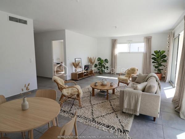 À seulement quelques minutes à pied du centre de Pontchâteau et de toutes ses commodités, découvrez cette agréable maison de 97 m², édifiée sur un terrain clos de 435 m².

Dès l'entrée, vous serez séduit par sa belle pièce de vie de 45 m², lumineuse et conviviale, réunissant salon, séjour et cuisine, le tout bénéficiant d'une exposition Sud-Ouest.

La partie nuit se compose de 3 belles chambres avec placards, d'une salle d'eau équipée d'une douche et d'une double vasque, ainsi que d'un WC indépendant.

Un cellier attenant à la cuisine apporte un espace de rangement supplémentaire et facilite le quotidien.

La maison dispose également d'un garage de 19 m², idéal pour stationner un véhicule ou bénéficier d'un espace de stockage.

Côté confort, elle est équipée d'une pompe à chaleur, offrant un mode de chauffage performant et économique.

A découvrir dans tarder