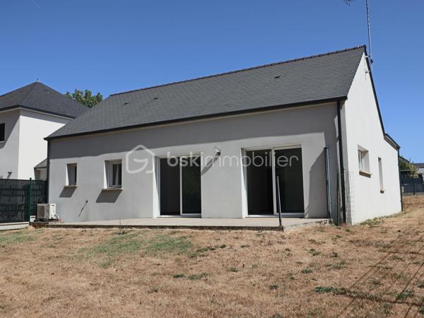 À seulement quelques minutes à pied du centre de Pontchâteau et de toutes ses commodités, découvrez cette agréable maison de 97 m², édifiée sur un terrain clos de 435 m².

Dès l'entrée, vous serez séduit par sa belle pièce de vie de 45 m², lumineuse et conviviale, réunissant salon, séjour et cuisine, le tout bénéficiant d'une exposition Sud-Ouest.

La partie nuit se compose de 3 belles chambres avec placards, d'une salle d'eau équipée d'une douche et d'une double vasque, ainsi que d'un WC indépendant.

Un cellier attenant à la cuisine apporte un espace de rangement supplémentaire et facilite le quotidien.

La maison dispose également d'un garage de 19 m², idéal pour stationner un véhicule ou bénéficier d'un espace de stockage.

Côté confort, elle est équipée d'une pompe à chaleur, offrant un mode de chauffage performant et économique.

A découvrir dans tarder