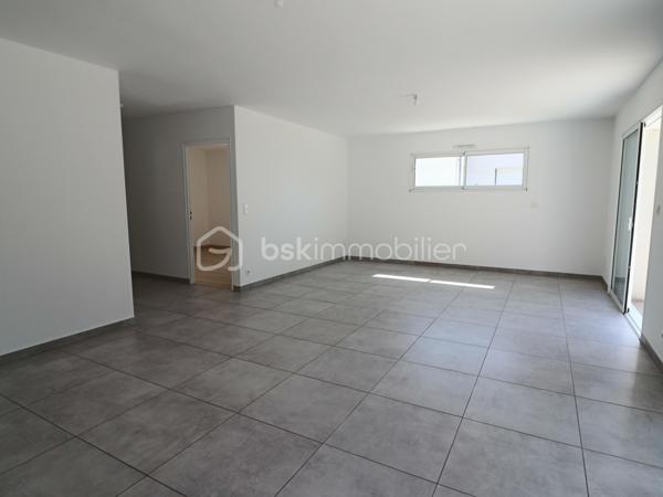 À seulement quelques minutes à pied du centre de Pontchâteau et de toutes ses commodités, découvrez cette agréable maison de 97 m², édifiée sur un terrain clos de 435 m².

Dès l'entrée, vous serez séduit par sa belle pièce de vie de 45 m², lumineuse et conviviale, réunissant salon, séjour et cuisine, le tout bénéficiant d'une exposition Sud-Ouest.

La partie nuit se compose de 3 belles chambres avec placards, d'une salle d'eau équipée d'une douche et d'une double vasque, ainsi que d'un WC indépendant.

Un cellier attenant à la cuisine apporte un espace de rangement supplémentaire et facilite le quotidien.

La maison dispose également d'un garage de 19 m², idéal pour stationner un véhicule ou bénéficier d'un espace de stockage.

Côté confort, elle est équipée d'une pompe à chaleur, offrant un mode de chauffage performant et économique.

A découvrir dans tarder