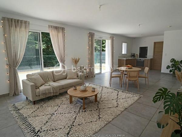 À seulement quelques minutes à pied du centre de Pontchâteau et de toutes ses commodités, découvrez cette agréable maison de 97 m², édifiée sur un terrain clos de 435 m².

Dès l'entrée, vous serez séduit par sa belle pièce de vie de 45 m², lumineuse et conviviale, réunissant salon, séjour et cuisine, le tout bénéficiant d'une exposition Sud-Ouest.

La partie nuit se compose de 3 belles chambres avec placards, d'une salle d'eau équipée d'une douche et d'une double vasque, ainsi que d'un WC indépendant.

Un cellier attenant à la cuisine apporte un espace de rangement supplémentaire et facilite le quotidien.

La maison dispose également d'un garage de 19 m², idéal pour stationner un véhicule ou bénéficier d'un espace de stockage.

Côté confort, elle est équipée d'une pompe à chaleur, offrant un mode de chauffage performant et économique.

A découvrir dans tarder