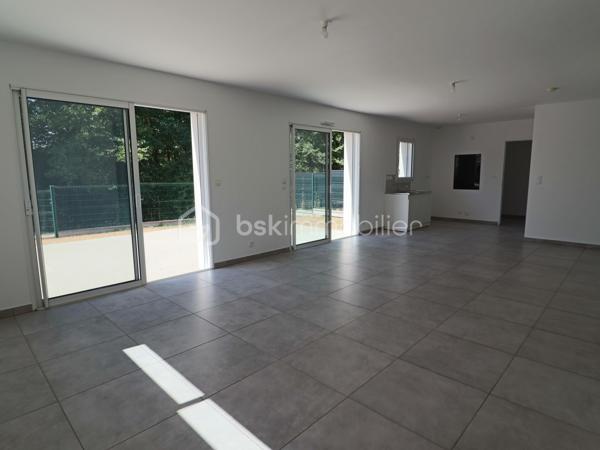 À seulement quelques minutes à pied du centre de Pontchâteau et de toutes ses commodités, découvrez cette agréable maison de 97 m², édifiée sur un terrain clos de 435 m².

Dès l'entrée, vous serez séduit par sa belle pièce de vie de 45 m², lumineuse et conviviale, réunissant salon, séjour et cuisine, le tout bénéficiant d'une exposition Sud-Ouest.

La partie nuit se compose de 3 belles chambres avec placards, d'une salle d'eau équipée d'une douche et d'une double vasque, ainsi que d'un WC indépendant.

Un cellier attenant à la cuisine apporte un espace de rangement supplémentaire et facilite le quotidien.

La maison dispose également d'un garage de 19 m², idéal pour stationner un véhicule ou bénéficier d'un espace de stockage.

Côté confort, elle est équipée d'une pompe à chaleur, offrant un mode de chauffage performant et économique.

A découvrir dans tarder