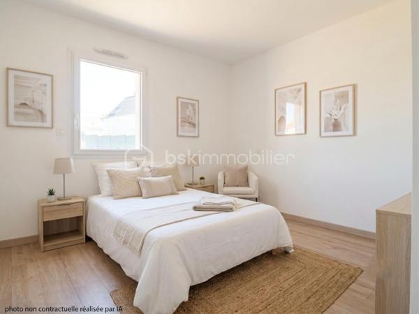 À seulement quelques minutes à pied du centre de Pontchâteau et de toutes ses commodités, découvrez cette agréable maison de 97 m², édifiée sur un terrain clos de 435 m².

Dès l'entrée, vous serez séduit par sa belle pièce de vie de 45 m², lumineuse et conviviale, réunissant salon, séjour et cuisine, le tout bénéficiant d'une exposition Sud-Ouest.

La partie nuit se compose de 3 belles chambres avec placards, d'une salle d'eau équipée d'une douche et d'une double vasque, ainsi que d'un WC indépendant.

Un cellier attenant à la cuisine apporte un espace de rangement supplémentaire et facilite le quotidien.

La maison dispose également d'un garage de 19 m², idéal pour stationner un véhicule ou bénéficier d'un espace de stockage.

Côté confort, elle est équipée d'une pompe à chaleur, offrant un mode de chauffage performant et économique.

A découvrir dans tarder
