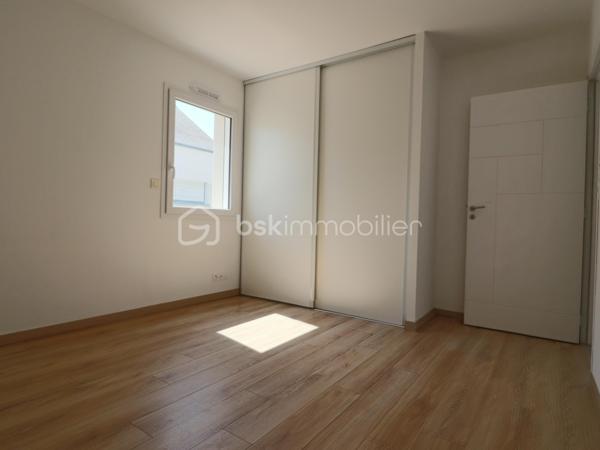 À seulement quelques minutes à pied du centre de Pontchâteau et de toutes ses commodités, découvrez cette agréable maison de 97 m², édifiée sur un terrain clos de 435 m².

Dès l'entrée, vous serez séduit par sa belle pièce de vie de 45 m², lumineuse et conviviale, réunissant salon, séjour et cuisine, le tout bénéficiant d'une exposition Sud-Ouest.

La partie nuit se compose de 3 belles chambres avec placards, d'une salle d'eau équipée d'une douche et d'une double vasque, ainsi que d'un WC indépendant.

Un cellier attenant à la cuisine apporte un espace de rangement supplémentaire et facilite le quotidien.

La maison dispose également d'un garage de 19 m², idéal pour stationner un véhicule ou bénéficier d'un espace de stockage.

Côté confort, elle est équipée d'une pompe à chaleur, offrant un mode de chauffage performant et économique.

A découvrir dans tarder