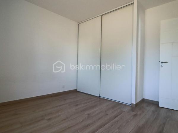À seulement quelques minutes à pied du centre de Pontchâteau et de toutes ses commodités, découvrez cette agréable maison de 97 m², édifiée sur un terrain clos de 435 m².

Dès l'entrée, vous serez séduit par sa belle pièce de vie de 45 m², lumineuse et conviviale, réunissant salon, séjour et cuisine, le tout bénéficiant d'une exposition Sud-Ouest.

La partie nuit se compose de 3 belles chambres avec placards, d'une salle d'eau équipée d'une douche et d'une double vasque, ainsi que d'un WC indépendant.

Un cellier attenant à la cuisine apporte un espace de rangement supplémentaire et facilite le quotidien.

La maison dispose également d'un garage de 19 m², idéal pour stationner un véhicule ou bénéficier d'un espace de stockage.

Côté confort, elle est équipée d'une pompe à chaleur, offrant un mode de chauffage performant et économique.

A découvrir dans tarder