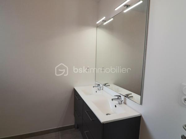À seulement quelques minutes à pied du centre de Pontchâteau et de toutes ses commodités, découvrez cette agréable maison de 97 m², édifiée sur un terrain clos de 435 m².

Dès l'entrée, vous serez séduit par sa belle pièce de vie de 45 m², lumineuse et conviviale, réunissant salon, séjour et cuisine, le tout bénéficiant d'une exposition Sud-Ouest.

La partie nuit se compose de 3 belles chambres avec placards, d'une salle d'eau équipée d'une douche et d'une double vasque, ainsi que d'un WC indépendant.

Un cellier attenant à la cuisine apporte un espace de rangement supplémentaire et facilite le quotidien.

La maison dispose également d'un garage de 19 m², idéal pour stationner un véhicule ou bénéficier d'un espace de stockage.

Côté confort, elle est équipée d'une pompe à chaleur, offrant un mode de chauffage performant et économique.

A découvrir dans tarder